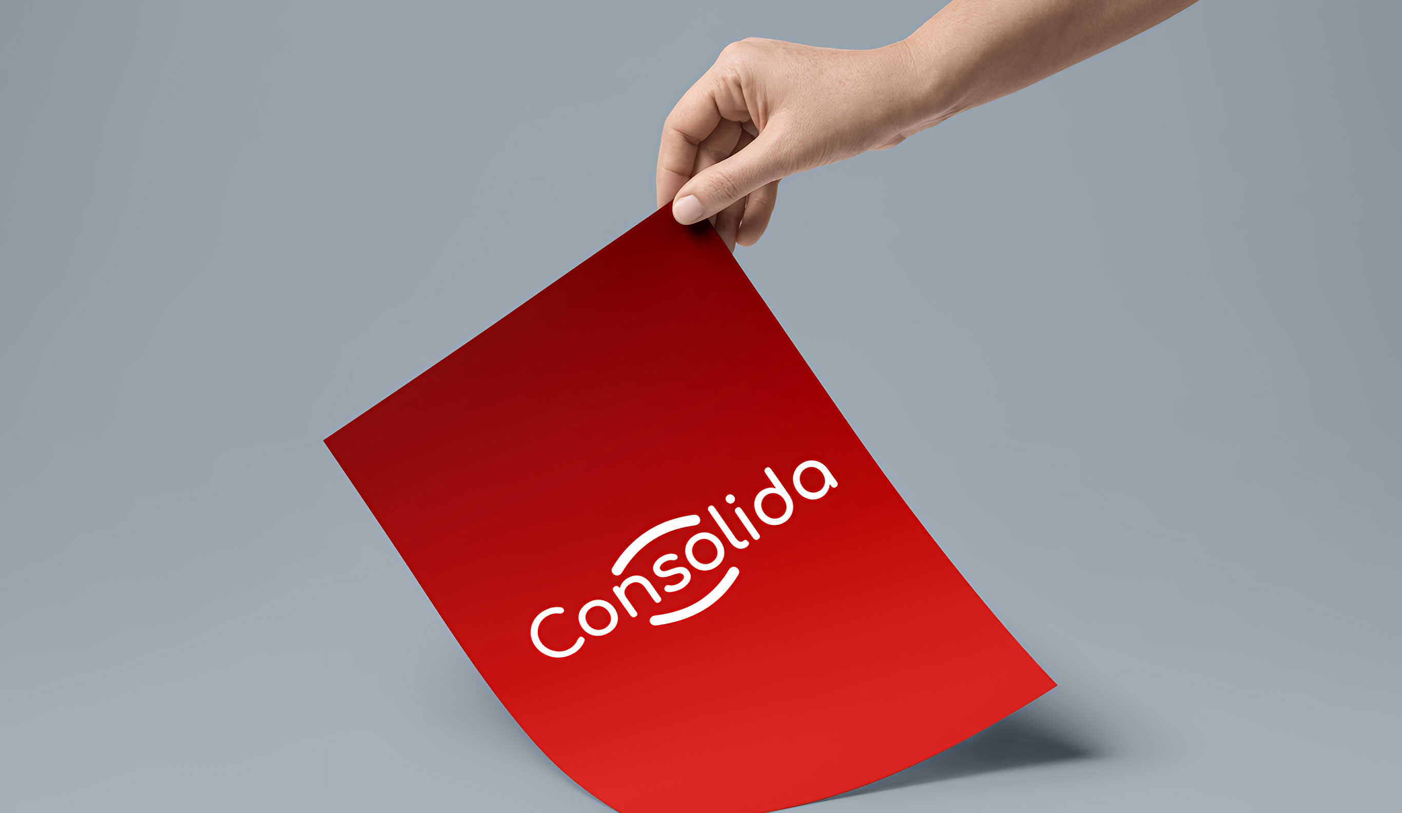 Hoja con logotipo sostenida por mano - Consolida Rebranding